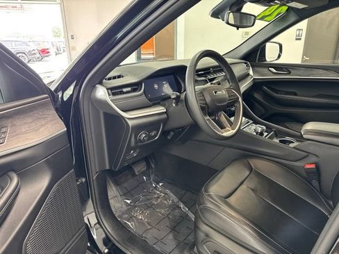 Used 2024 Jeep Grand Cherokee Limited w/ Black Appearance Package AWD/4WD image 17
