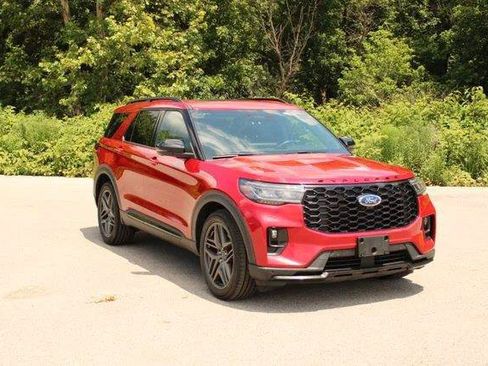 Used 2025 Ford Explorer ST AWD/4WD image 3