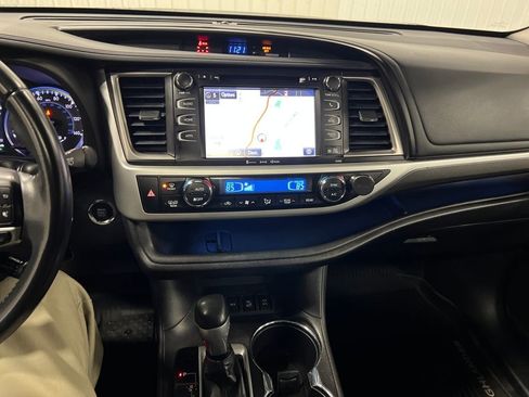 Used 2018 Toyota Highlander SE image 18
