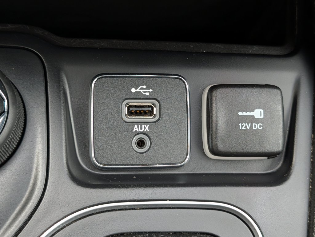 Used 2019 Jeep Cherokee Latitude w/ Comfort & Convenience Group AWD/4WD image 26