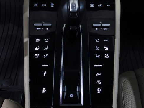 Used 2023 Porsche Macan S AWD/4WD image 52