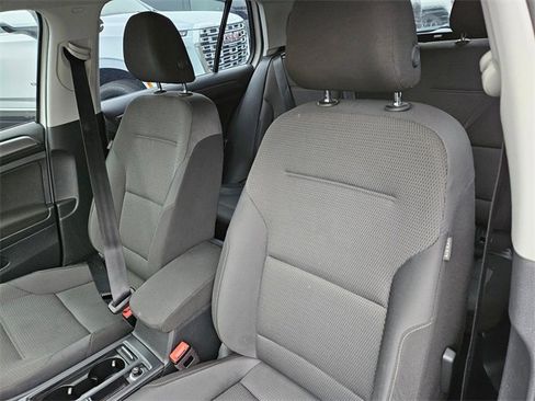 Used 2017 Volkswagen e-Golf SE w/ DC Fast Charging Package image 12