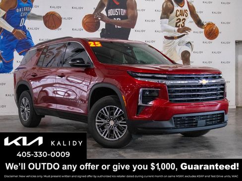 Used 2025 Chevrolet Traverse LT image 1