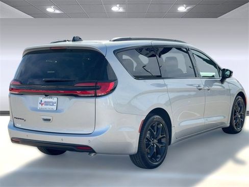 New 2026 Chrysler Pacifica Select image 9