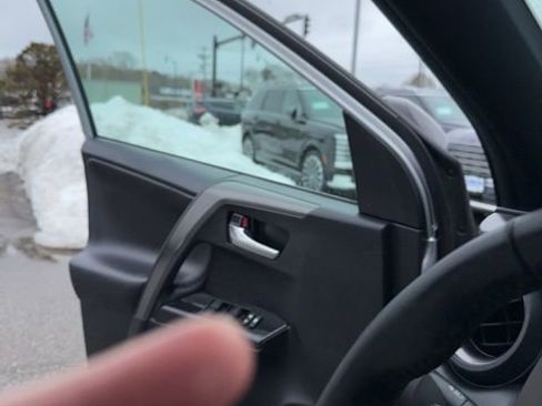 Used 2017 Toyota RAV4 SE image 24