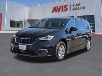 Used 2025 Chrysler Pacifica Select video 1