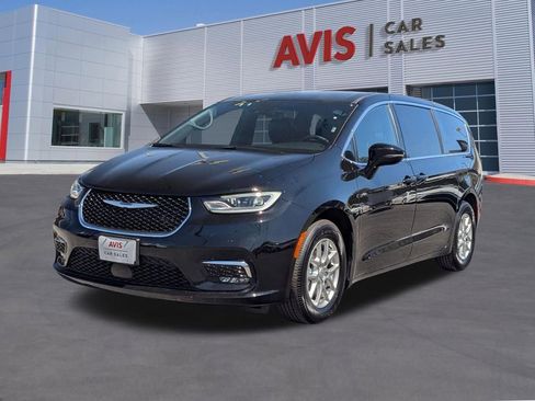 Used 2025 Chrysler Pacifica Select image 1