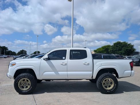 Used 2023 Toyota Tacoma SR image 3