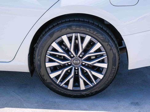 Used 2025 Nissan Altima 2.5 SV FWD image 9