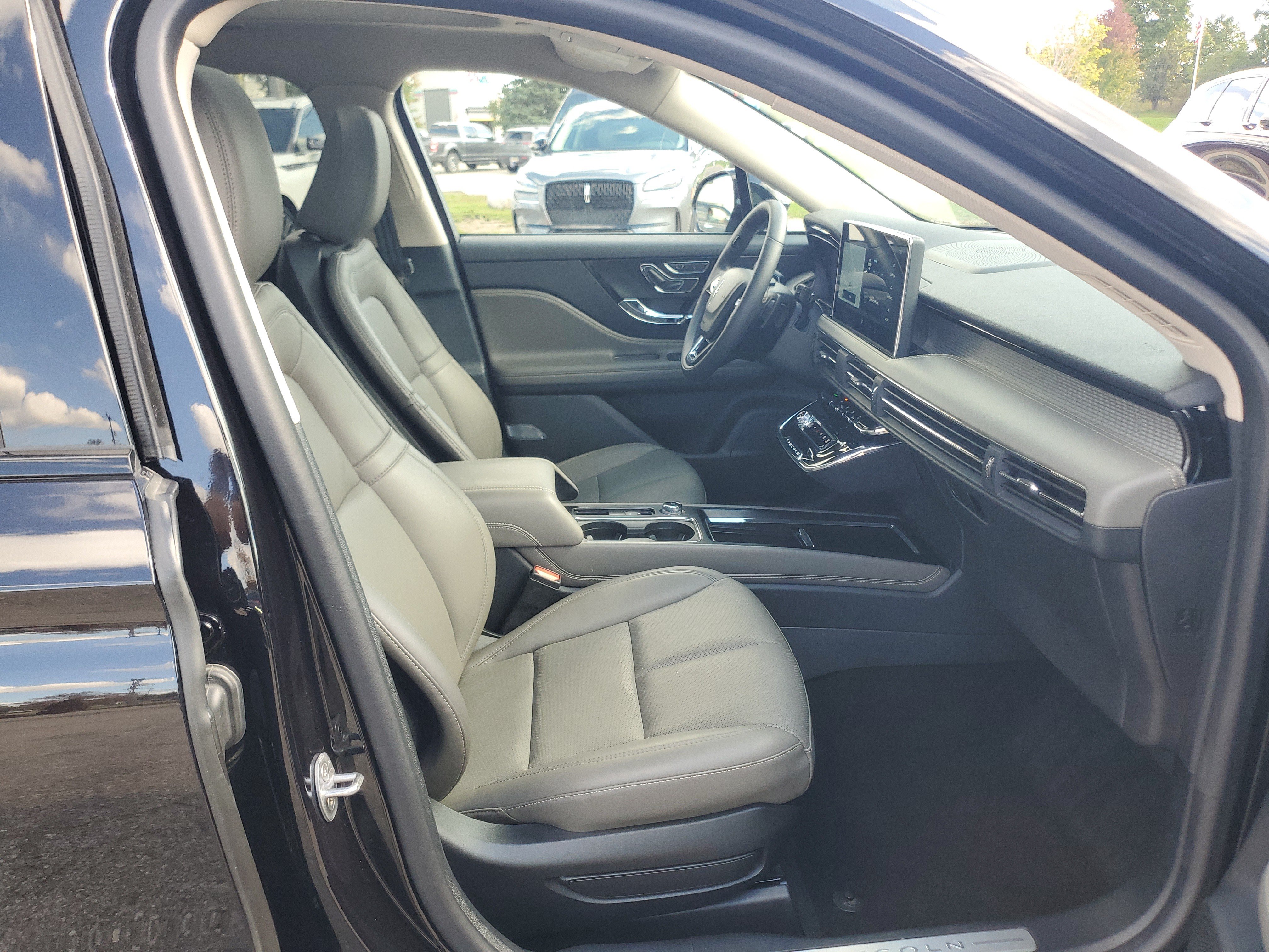 Certified 2024 Lincoln Corsair AWD w/ Equipment Group 101A image 9