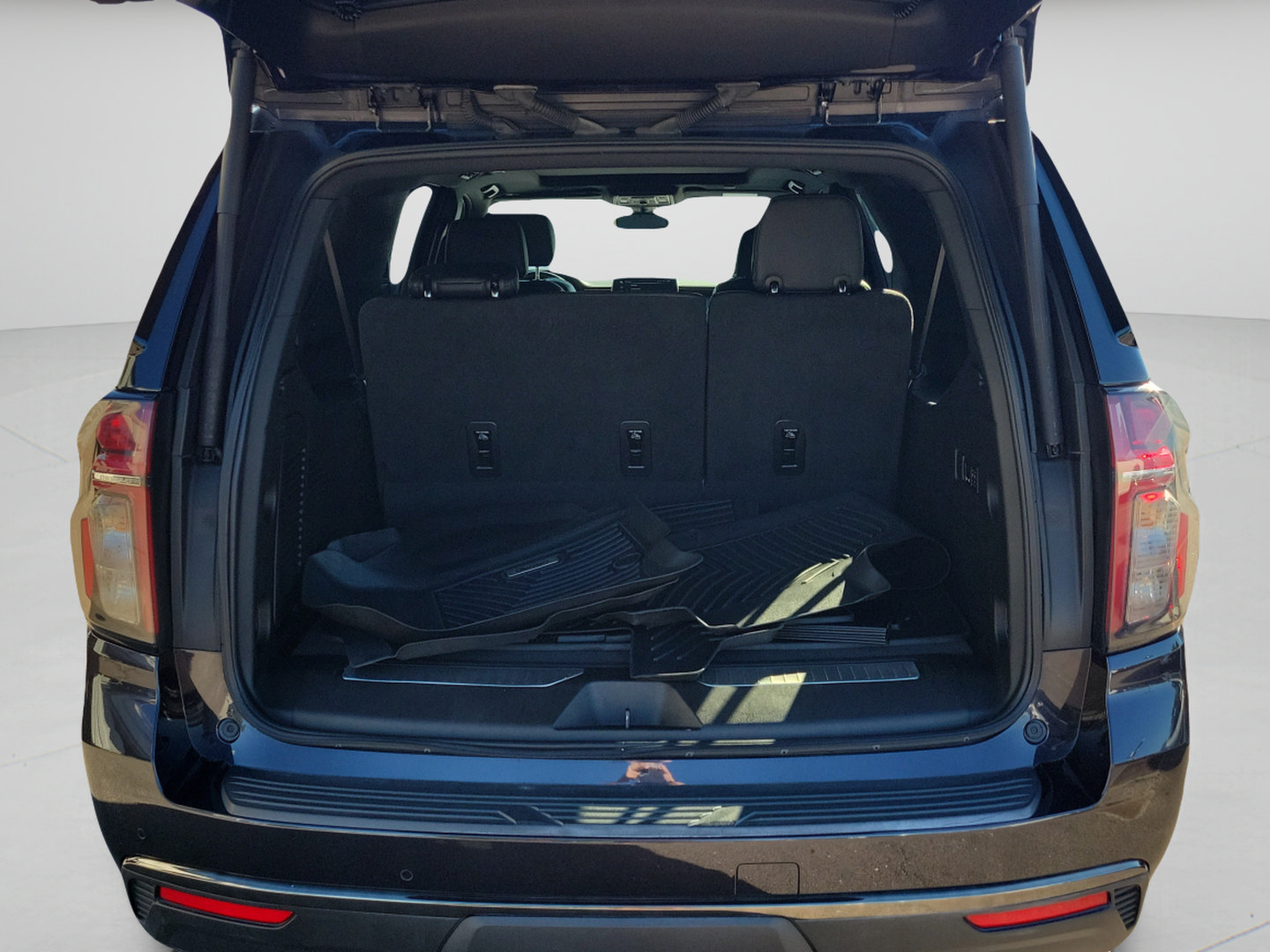 Used 2022 Chevrolet Suburban Z71 w/ Luxury Package AWD/4WD image 5