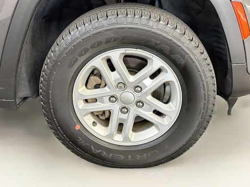 Used 2023 Jeep Grand Cherokee Laredo AWD/4WD image 34