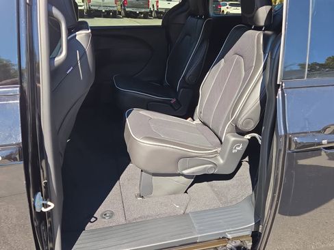 New 2026 Chrysler Pacifica Limited w/ S Appearance Package image 12