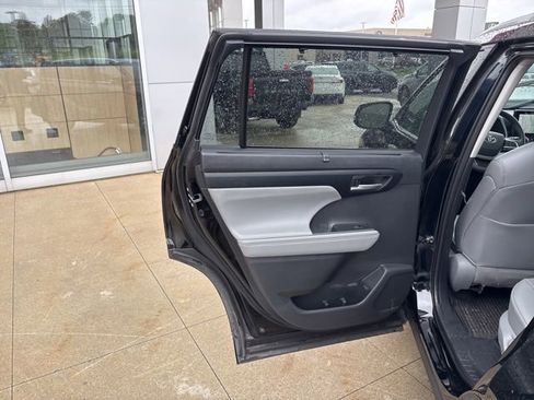 Used 2025 Toyota Highlander XLE AWD/4WD image 32