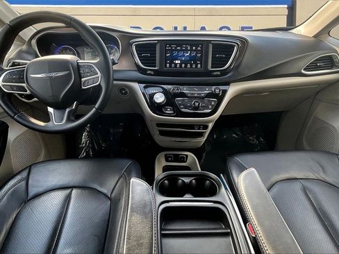 Used 2018 Chrysler Pacifica Touring-L image 7