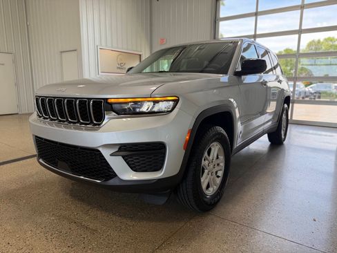 Used 2024 Jeep Grand Cherokee Laredo w/ Luxury Tech Group I AWD/4WD image 34
