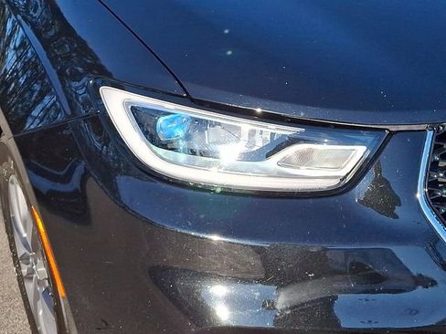 Used 2024 Chrysler Pacifica Select image 11