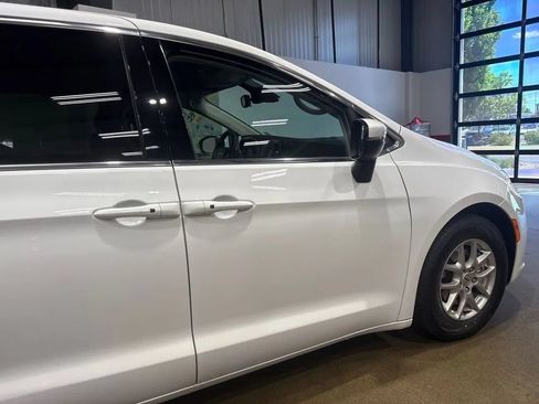 Used 2023 Chrysler Pacifica Touring-L FWD image 70