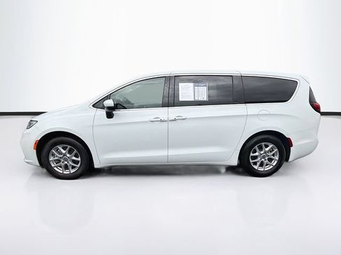 Used 2023 Chrysler Pacifica Touring-L FWD image 6
