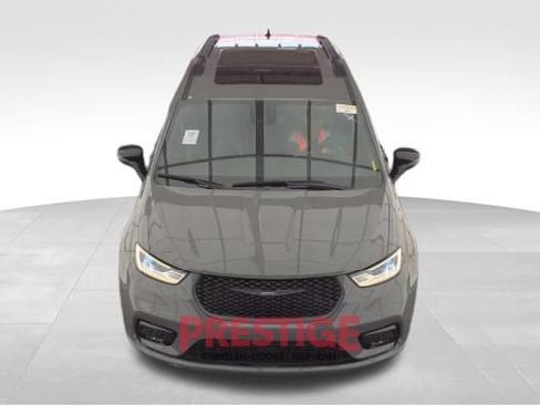 Used 2025 Chrysler Pacifica Limited FWD image 3