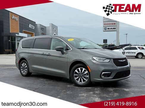 Used 2022 Chrysler Pacifica Touring-L FWD image 1