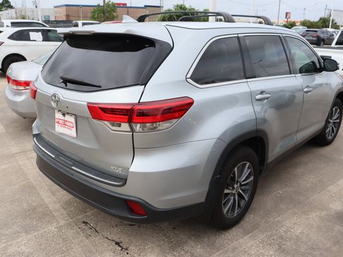 Used 2019 Toyota Highlander XLE FWD image 9