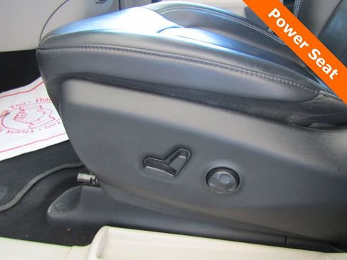 Used 2023 Chrysler Pacifica Touring-L FWD image 7