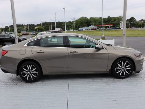 Used 2018 Chevrolet Malibu LT w/ Leather Package FWD image 6