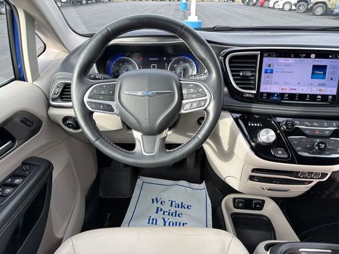 Used 2021 Chrysler Pacifica Touring-L w/ Uconnect Theater Family Group image 15