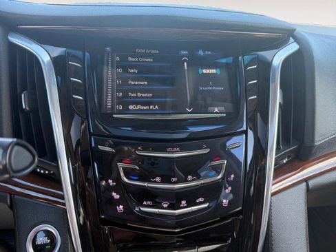Used 2019 Cadillac Escalade Luxury image 6