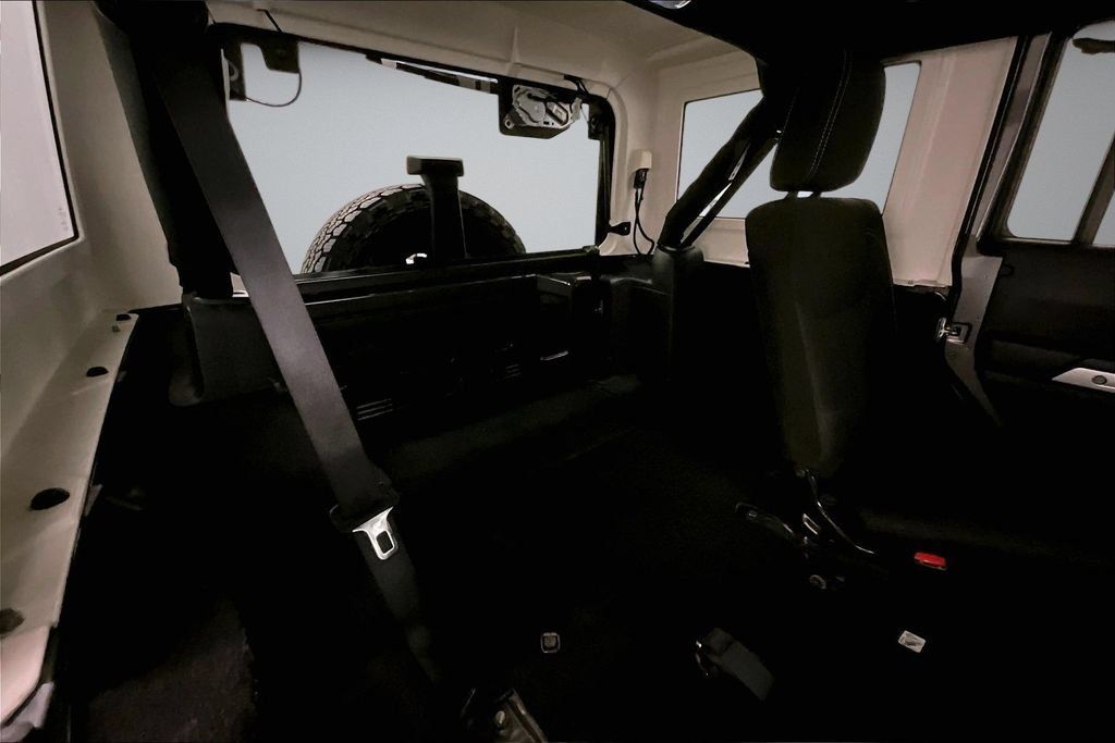 Used 2018 Jeep Wrangler Unlimited Rubicon w/ Connectivity Group AWD/4WD image 26