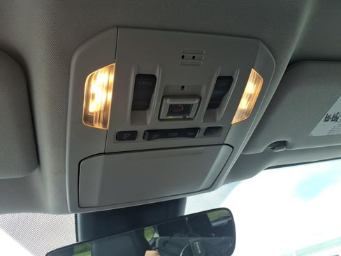 Used 2021 Toyota Highlander XLE AWD/4WD image 25