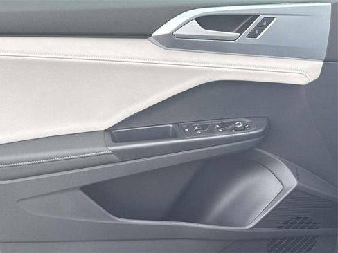 New 2025 Volkswagen Taos SE FWD image 13