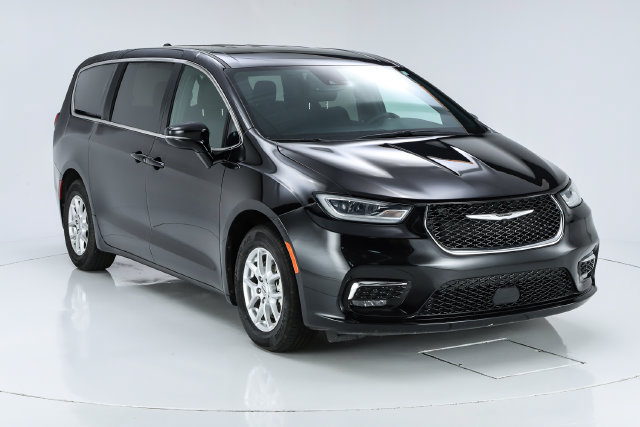 Used 2025 Chrysler Pacifica Select FWD image 19