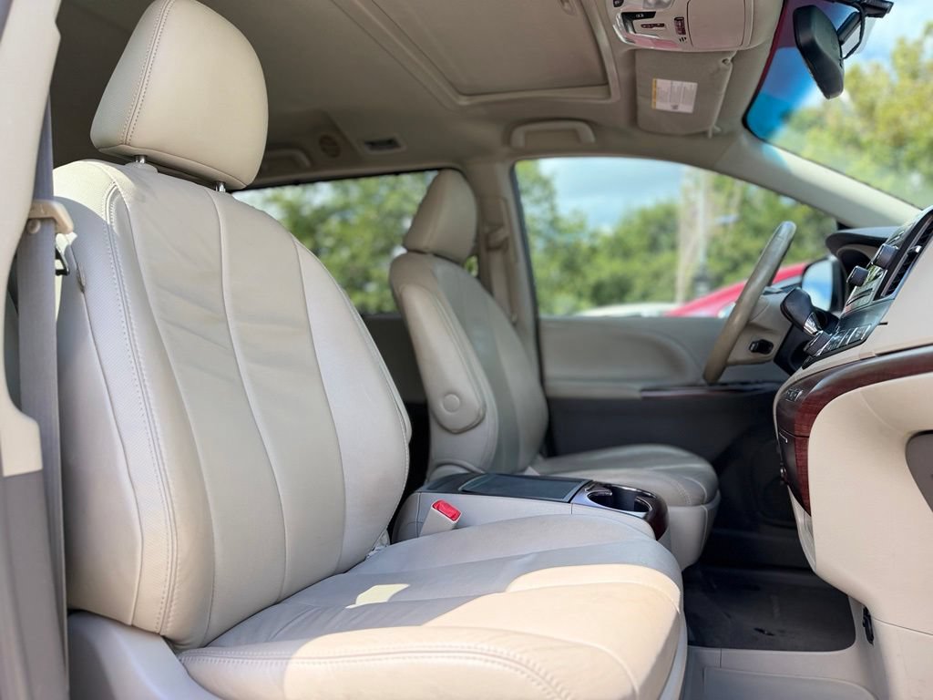 Used 2014 Toyota Sienna XLE FWD image 18