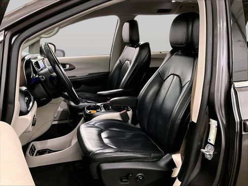 Used 2018 Chrysler Pacifica Touring-L FWD image 25