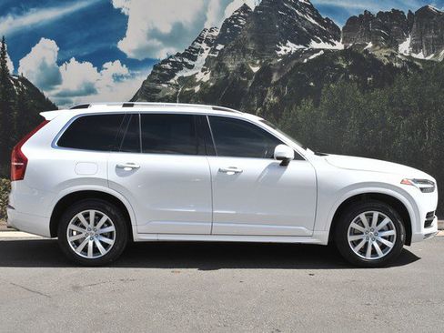 Used 2019 Volvo XC90 T5 Momentum image 2
