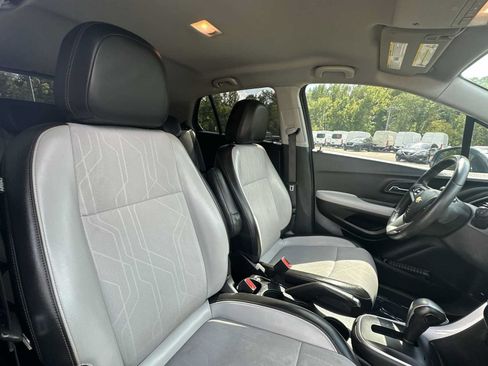 Used 2021 Chevrolet Trax LT w/ Driver Confidence Package AWD/4WD image 23