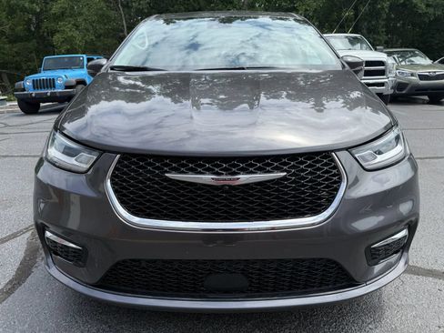 Used 2023 Chrysler Pacifica Touring-L FWD image 6