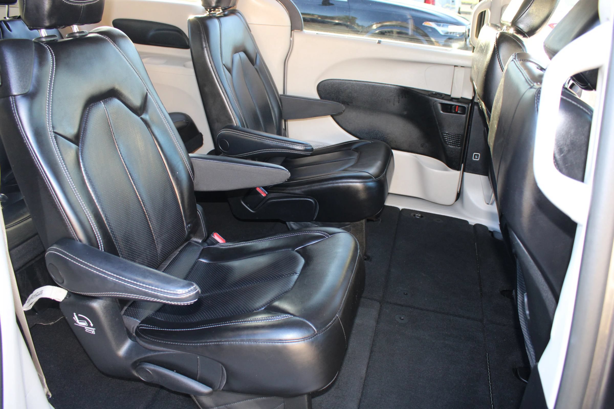 Used 2023 Chrysler Pacifica Touring-L FWD image 15