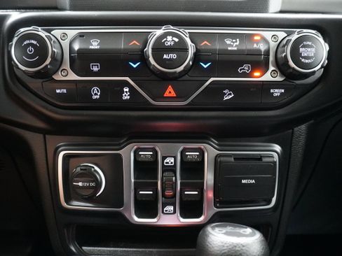 Used 2019 Jeep Wrangler Unlimited Sahara image 21