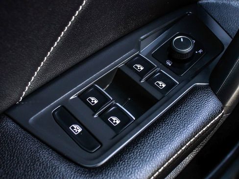 Used 2022 Volkswagen Tiguan SE R-Line image 10