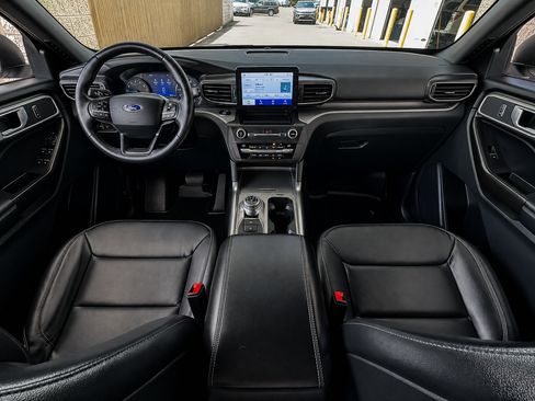 Used 2020 Ford Explorer XLT w/ Equipment Group 202A AWD/4WD image 2