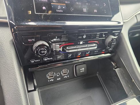 Used 2024 Jeep Grand Cherokee Altitude AWD/4WD image 17