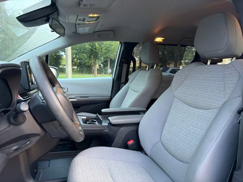 Used 2025 Toyota Sienna LE FWD image 6
