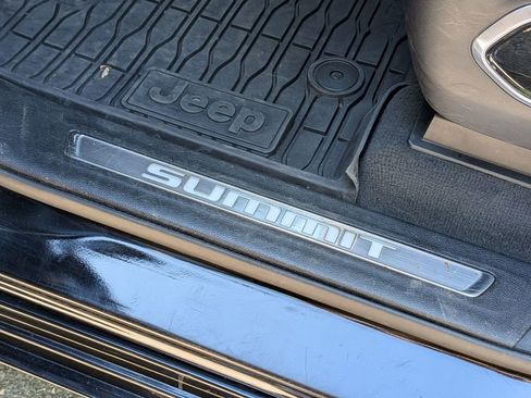 Used 2023 Jeep Grand Cherokee Summit AWD/4WD image 31
