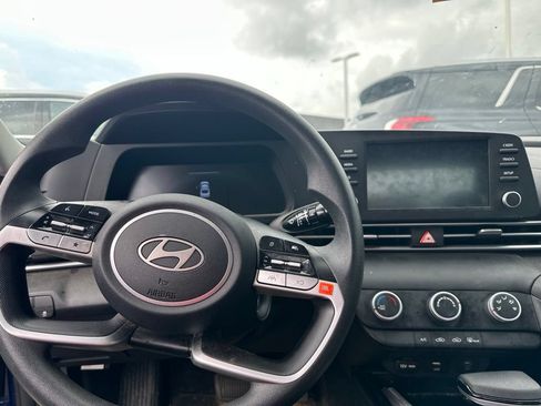 Used 2025 Hyundai Elantra SE FWD image 14