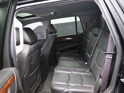 Used 2017 Cadillac Escalade Luxury AWD/4WD image 32
