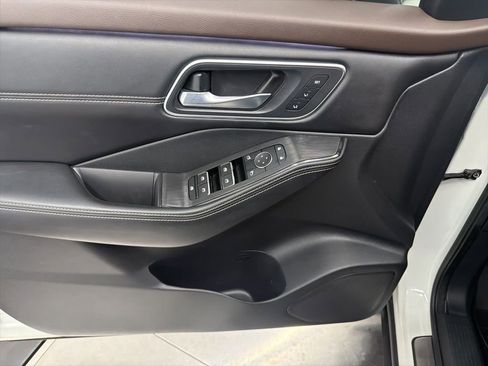 Used 2023 Nissan Rogue Platinum w/ Platinum Premium Package image 18