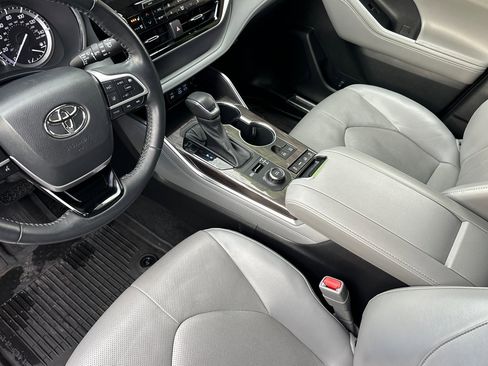 Used 2022 Toyota Highlander Platinum image 10